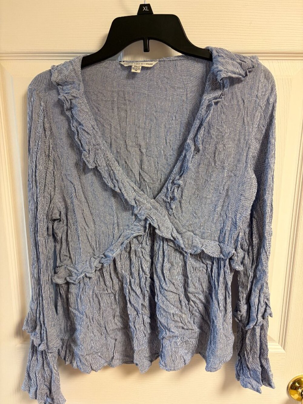 Ladies American Eagle long sleeve shirt blouse size medium NWOT blue and white